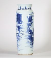 Chine, époque Transition, grand vase en porcelaine bleu et blanc à décor continu de dignitaires, serviteurs et lettrés dans un paysage de montagnes et de rivières animé de pavillons et de pins.