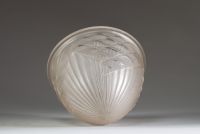 Charles SCHNEIDER (1881-1953) Lampe de table Art Déco, base et chapeau en verre moulé pressé stylisé, double éclairage, signée Schneider.
