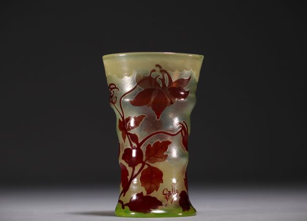 Émile GALLÉ (1846-1904) Vase en verre multicouche dégagé à l'acide à décor de fleurs, signé.