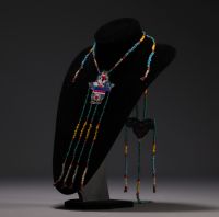Chine - Ensemble de colliers en émaux cloisonnés et perles.