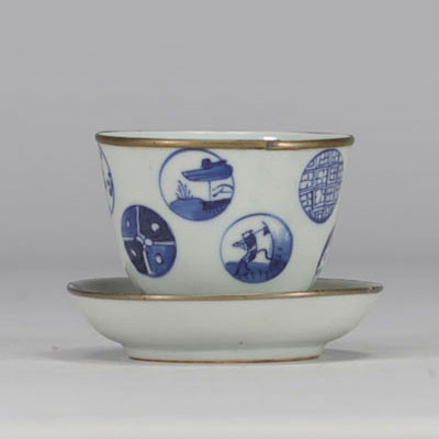 Asie - bol et soucoupe en porcelaine blanche et bleue.