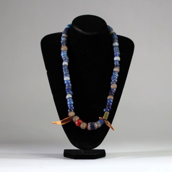 Ancien collier tribal Yaka, RD Congo Perles, dents de félin. Collecté sur site par A.S., St Idesbald, début des années 1950. Diamètre de +- 25 cm.