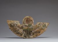 Chine - Pectoral en jade sculpté vert brun à décor d'un Dragon ajouré tournant au centre du disque Bi, époque Ming ou antérieure.