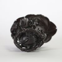 Chine, coupe libatoire en bois sculpté à décor de fleurs de lotus en relief, signée Chen Yun et datée乙未 (probablement 1895, fin dynastie Qing).