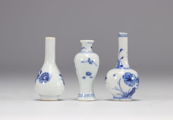 Lot de trois vases miniatures de différentes formes en blanc et bleu d'époque Kangxi (1661-1722)