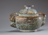Chine - Brûle parfum couvert en jade vert brun patiné, anses en forme de Dragons ou de Chimères, époque Ming ou antérieure.