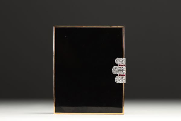VAN CLEEF & ARPELS - Rare minaudière in black lacquer and 18k gold, clasp adorned with diamonds and rubies.