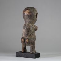 Statuette Pare, Tanzanie.Bois, patine ancienne , Bras à l’état de « moignon » comme pour l’ethnie Pere du Congo. H : 32 cm . Ex collection A. Wilket, Liège