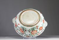 China - Polychrome famille verte porcelain basin decorated with flowers, 18th century.