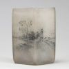 Daum Nancy, vase losangique à décor émaillé en grisaille, scène hollandaise au moulin Raffiné vase en verre opalescent de forme losangique, à décor peint en grisaille représentant une scène hollandaise avec moulin, maisons et silhouettes de voiliers. La finesse du trait et le rendu atmosphérique confèrent à cette pièce un charme poétique propre à certaines productions de la maison Daum. Signature