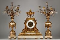 Imposante pendule et candélabres Louis XVI en bronze doré ciselé et marbre blanc.