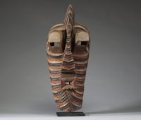 Afrique RDC - Impressionnant masque «Kifwebe » Songye en bois sculpté, belle et rare polychromie, Congo RDC, 1ère moitié XXème.