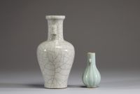 Chine - Ensemble de deux vases, un en porcelaine blanche à glaçure de type ge et un en porcelaine à glaçure céladon, période Qing.