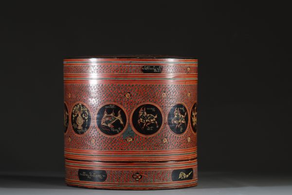 Birmanie - Grande boîte à bétel en bois de bambou tressé et laqué à décor des signes du zodiac et motifs floraux, XIX-XXème.