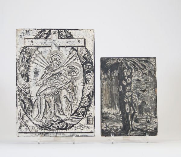 Rare ensemble de deux planches gravées en bois, probablement destinées à l’impression d’images religieuses issues de l’Imagerie d’Épinal. La première représente une Pietà entourée des instruments de la Passion, encadrée d’une mandorle foisonnante de détails gothiques. La seconde illustre le martyre de saint Sébastien, attaché à un tronc de palmier dans un décor boisé, un village médiéval en arrièr