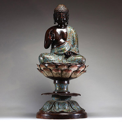 Japon - Imposant Bouddha en bronze et émail cloisonné assis sur une fleur de lotus, XIXème.