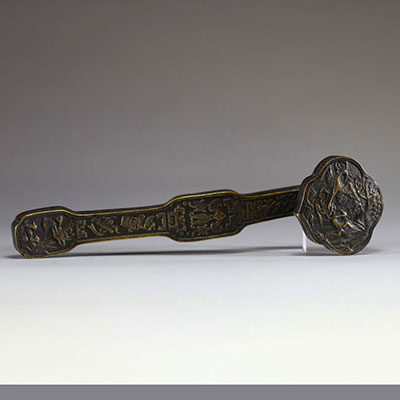 Chine - Sceptre Ruy en bronze à décor en relief de grues et de chauve souris, XVIII-XIXème.