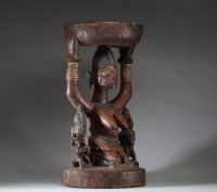 Afrique - Imposante porteuse de coupe Yoruba en bois sulpté indigo, Nigéria.