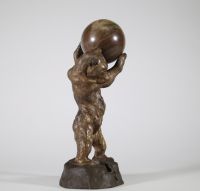 Sculpture animalière – L’ours et la sphère Charmante composition en bronze patiné figurant un petit ours dressé sur ses pattes arrière, soutenant une sphère en pierre polie, son regard tourné vers une grenouille blottie à ses pieds. L’ensemble repose sur une base rocailleuse. Cachet de fonderie française sur le revers. Travail fantaisiste de la première moitié du XXᵉ siècle, dans le goût des produ
