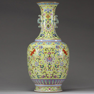 Chine — Vase en porcelaine Famille Rose à décor de fleurs, chauves-souris et dragons sur fond jaune, marque apocryphe Qianlong.