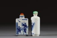 Chine - Ensemble de deux tabatières en porcelaine blanc bleu à décor de personnages, dynastie Qing.