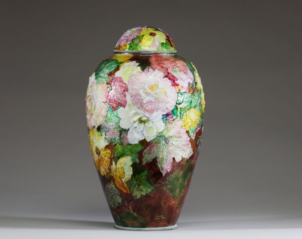 Camille FAURÉ (1874-1956) - Vase couvert Art Déco en cuivre émaillé à décors d’anémones multicolores, signé C. Fauré, Limoges, France.