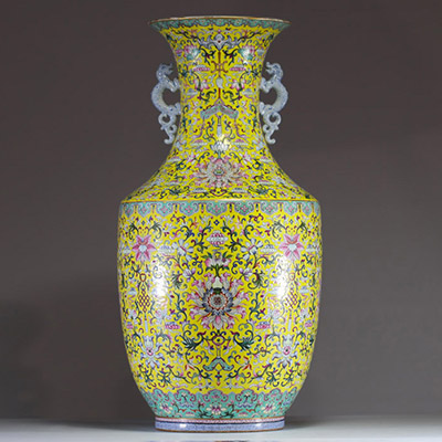 Chine – Imposant vase en porcelaine polychrome famille rose à décor floral sur fond jaune, anses figurant des dragons, XXème  Vase balustre en porcelaine émaillée, orné d’un riche décor floral polychrome sur fond jaune, dans le style de la famille rose. Les anses latérales en forme de dragons stylisés accentuent le raffinement de l’ensemble. L’intérieur de la lèvre est couvert d’une glaçure turquo