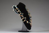 Afrique RDC - Collier de dignitaire Yaka, composé de dents, de perles et de métal, 1ère moitié XXème.
