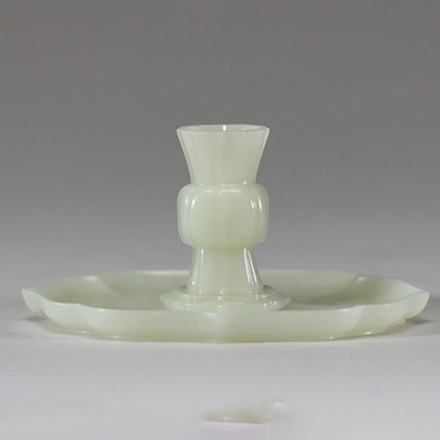 Chine, dynastie Qing – Élégant brûle-parfum miniature en jade blanc néphrite, à deux éléments sur plateau mouluré