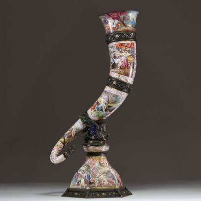 Hermann BÖHM (1850-1922) Rare and important enamel and silver horn decorated with antique scenes overhanging a Protome, Vienna, 19th century.