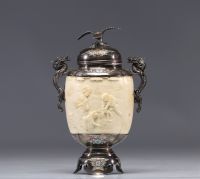 Exceptionnel vase Japonais en ivoire avec une monture en argent et émail d'époque Meiji (明治時代 -1868 - 1912)