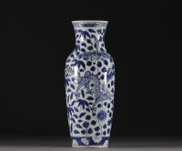 Chine - Vase en porcelaine bleu blanc à décor de dragons, époque Qing.