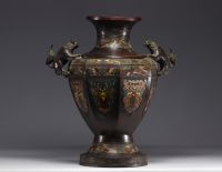 Japon - Imposant vase en bronze cloisonné, travail du XIXe siècle. Marque en relief.