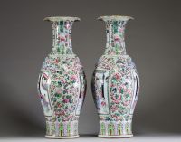 Chine - Paire de grands vases en porcelaine polychrome famille rose à décor de courtisanes, de pêches et de fleurs, dynastie Qing, XIXème.