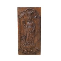 Panneau en chêne finement sculpté en haut relief, figurant saint Luc. L’évangéliste est représenté debout, en tunique et manteau, tenant dans sa main droite un objet circulaire. L’ensemble est encadré d’un riche décor rocaille à enroulements feuillagés et coquille.Travail régional, probablement d’Europe du Sud ou de l’Est, d’époque XVIIIe siècle.