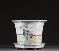 Chine - Jardinière en porcelaine polychrome famille rose à décor de courtisanes, époque République, XXème.