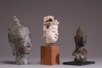 Asie - Trois têtes de Bouddha en bronze et terre cuite polychrome. 