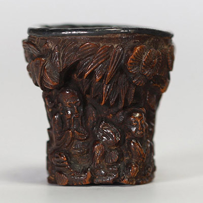 Petite coupe libatoire en bois sculpté à décor de lettrés sous les pins, Chine, XVIIIe-XIXe siècle