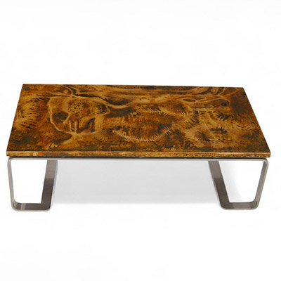 Table basse, vers 1970 Travail attribué à Ado Chale Structure en métal chromé à piètement en double console, plateau rectangulaire en résine à décor incrusté de motif abstrait évoquant une composition