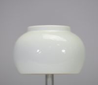 Chine, petit vase en porcelaine monochrome blanc à décor incisé de pivoines et rinceaux, dynastie Qing, probablement époque Guangxu (1875–1908).