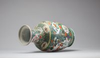 Chine - Vase en porcelaine polychrome famille verte à décor ludique de femmes et d'enfants, marque sous la pièce.