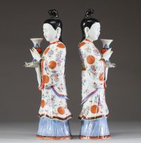 Paire de porte-bougies en porcelaine polychrome famille rose, Compagnie des Indes, représentant des dames de cour, Chine, époque Qianlong (1736–1795)
