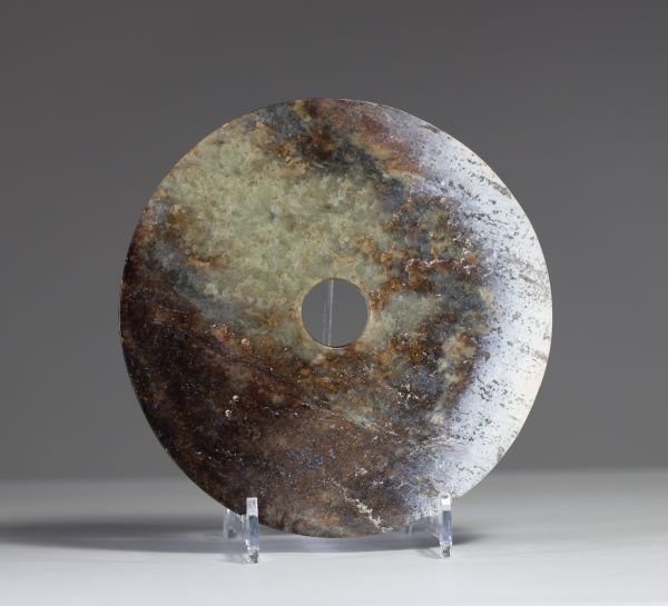 Chine - Disque Bi en jade vert nuancé mauve et ocre.