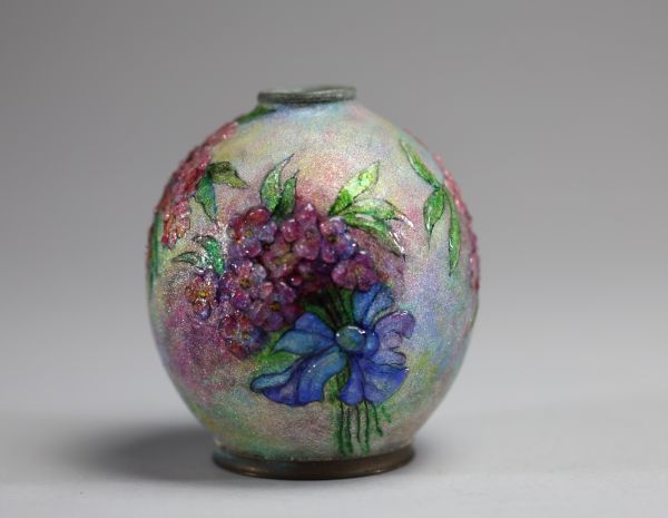 Camille FAURÉ (1874-1956) Vase Art Déco en cuivre émaillé à décor floral multicolore, signé Fauré.