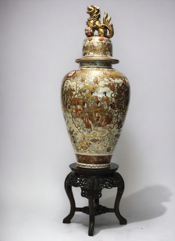 Japan - Imposing Satsuma covered vase decorated with dignitaries, magicians and courtesans, Meiji period.