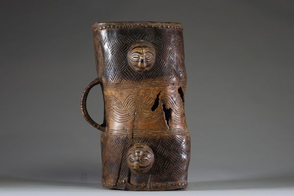 Afrique RDC - Rare tambour double peau « Ditumba dya Munkubidi » Luba, bois ancien et peau, belle sonorité, Congo RDC, début XXème.