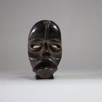 Masque Dan, Libéria, Côte d’Ivoire. Bois ancien, très belle patine sombre. Traces d’utilisation intérieure et usure dûe à l’âge. Bien représentatif du style. H : 24 cm. 1ère moitié XXème. Ex collection M. Sylla, Bruxelles
