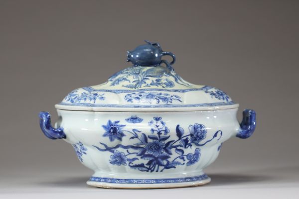 Chine – Légumier couvert en porcelaine bleu blanc, décor floral, prise en forme de fruit, dynastie Qing, XVIIIe siècle