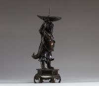 Chine - Pique cierge figuratif en bronze à patine brune représentant un gardien de temple, fin de l'époque Ming.