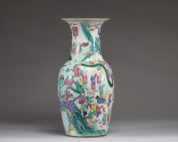 Chine - Vase en porcelaine polychrome famille rose à décor des cent enfants, XIXème.